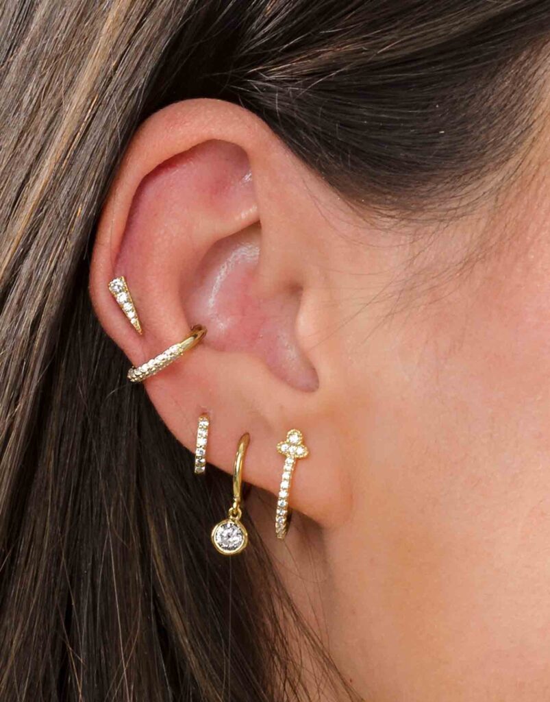 Pendiente piercing aro liso colgante circonita detalle