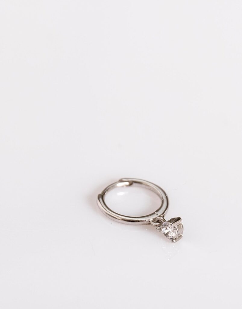 Pendiente piercing aro liso colgante circonita plata