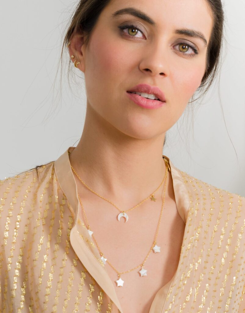 Collar Constelación nácar modelo detalle