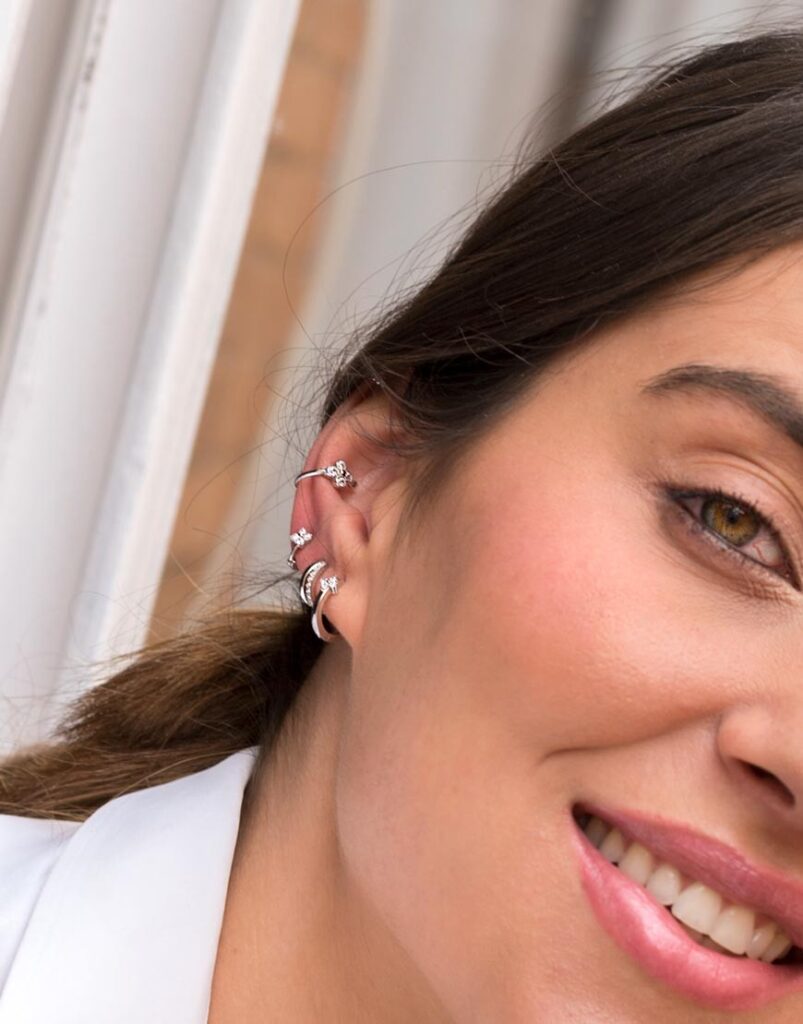 Pendiente piercing aro liso flor circonita plata