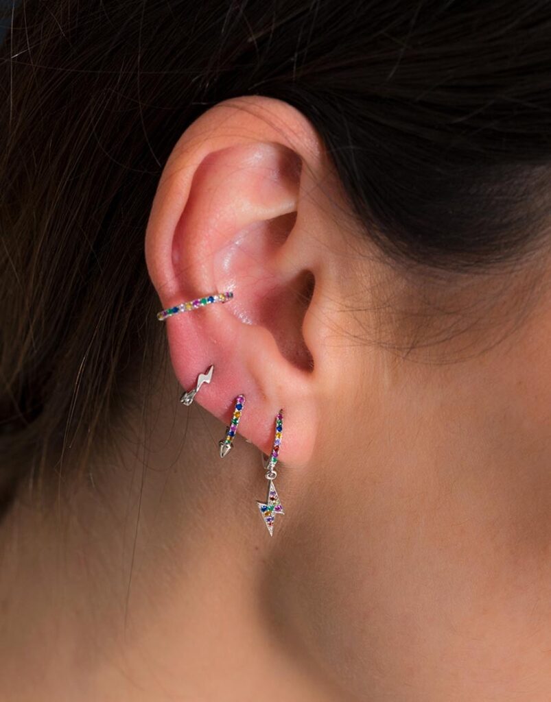 Pendiente earcuff arco iris detalle