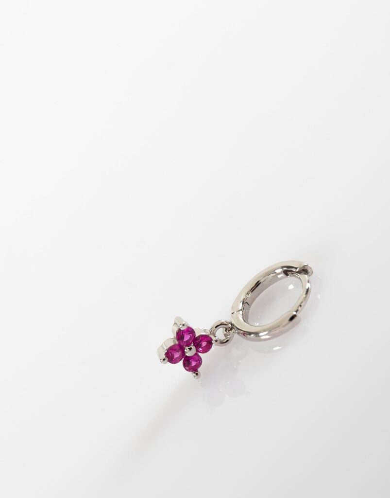Pendiente piercing flor fucsia plata