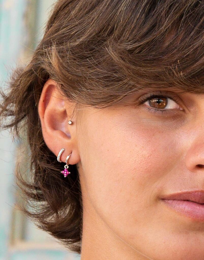 pendiente piercing flor fucsia detalle