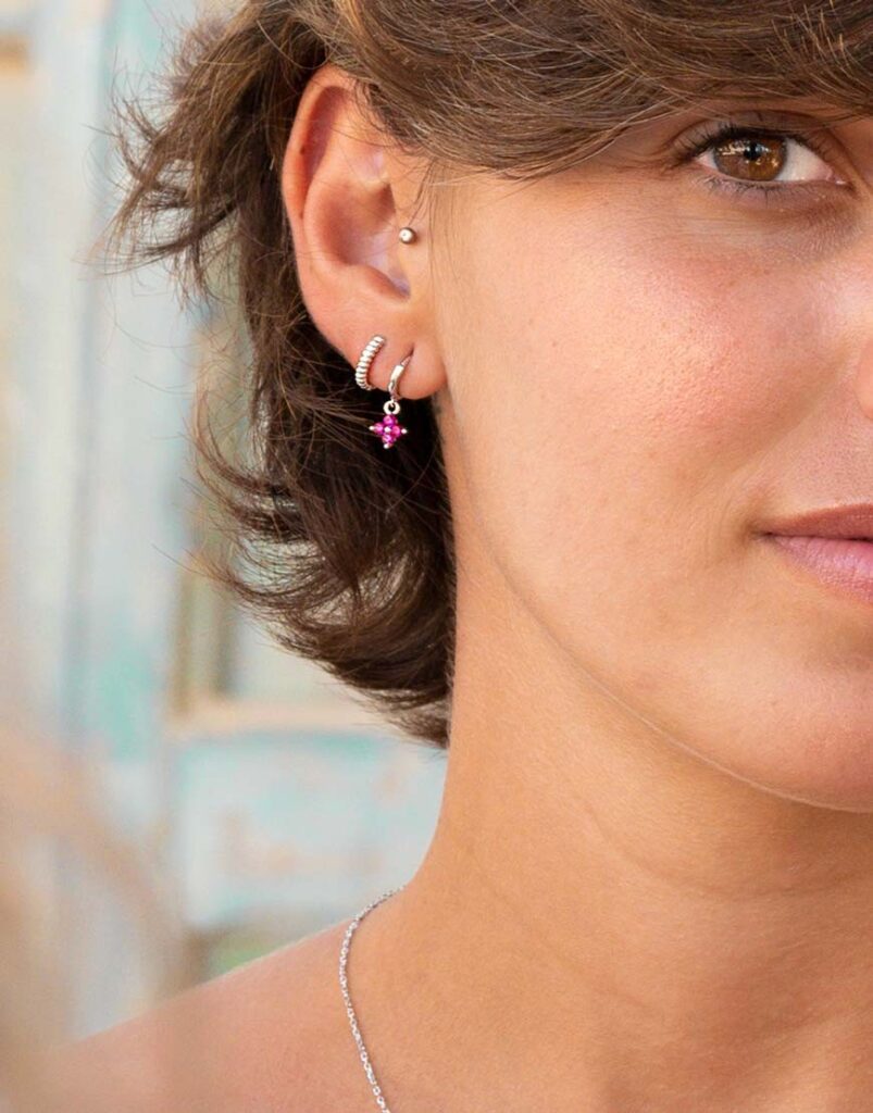 pendiente piercing flor fucsia modelo