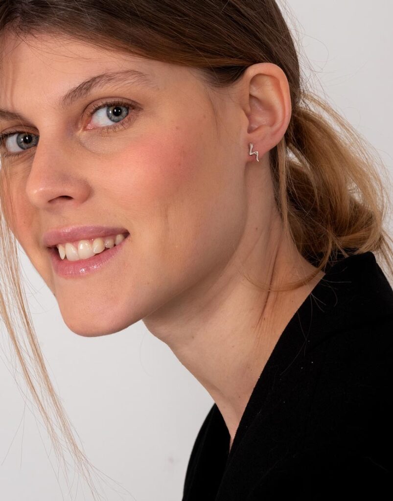 Pendiente mini serpiente plata lisa modelo