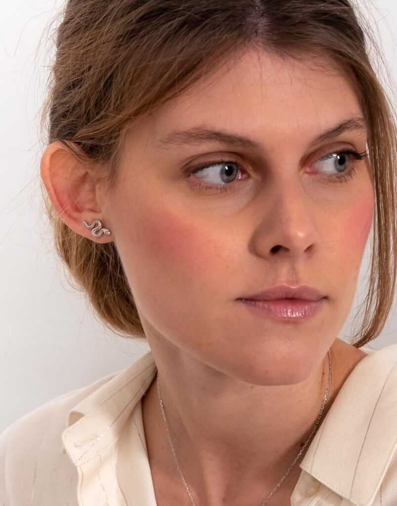 Pendiente pegado serpiente enroscada