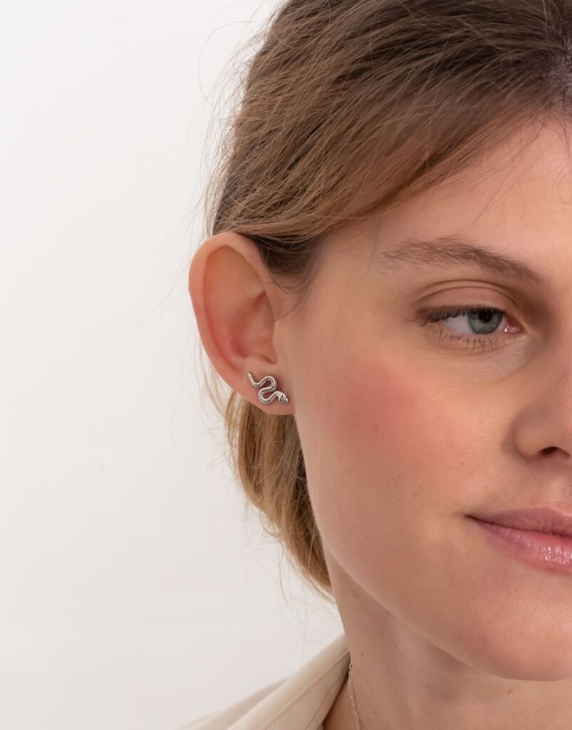 Pendiente pegado serpiente enroscada detalle