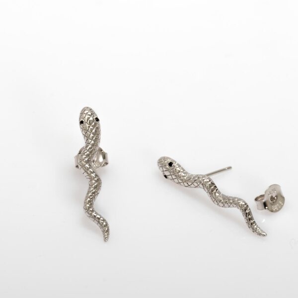Pendiente largo serpiente labrada plata