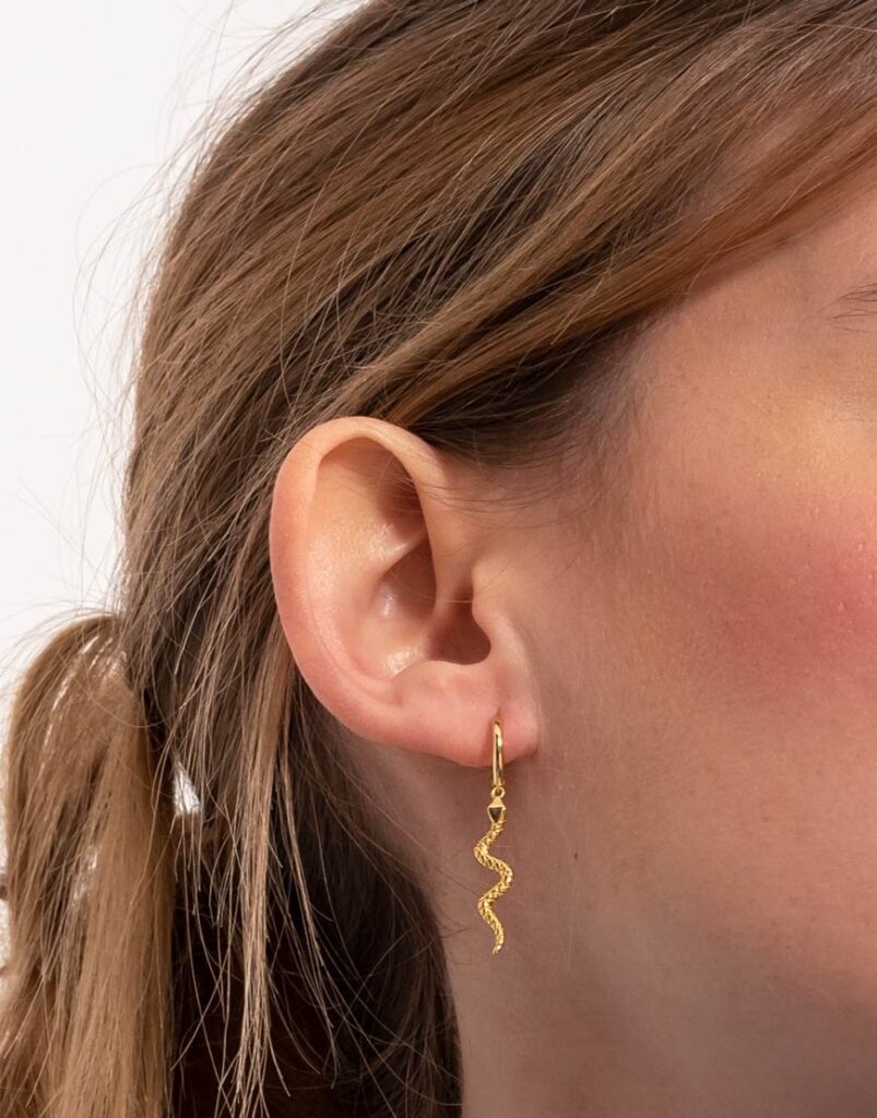 Pendiente aro colgante de serpiente detalle