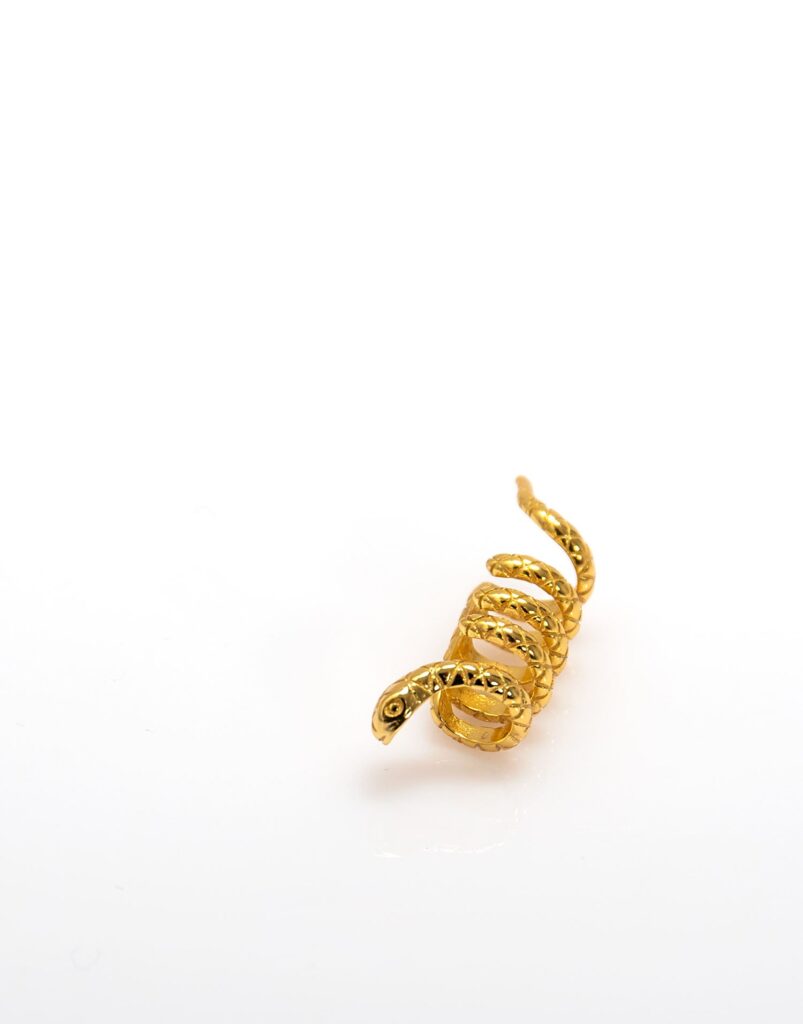 Pendiente Earcuff serpiente enroscada oro