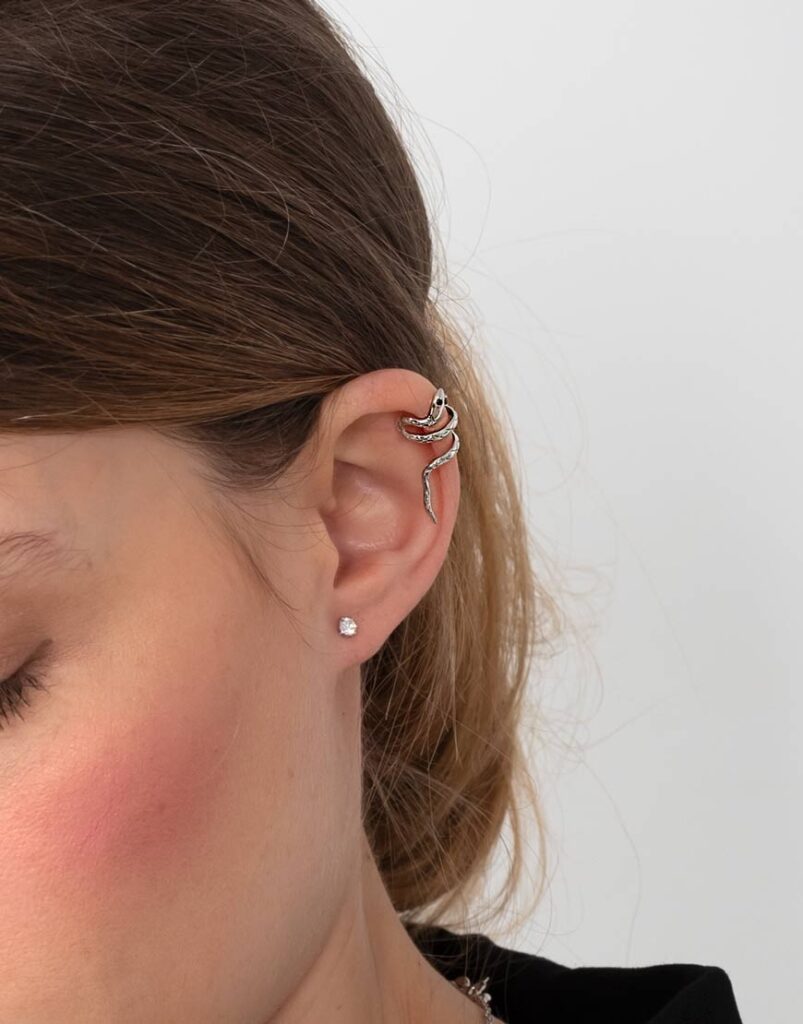 Pendiente Earcuff serpiente fina detalle