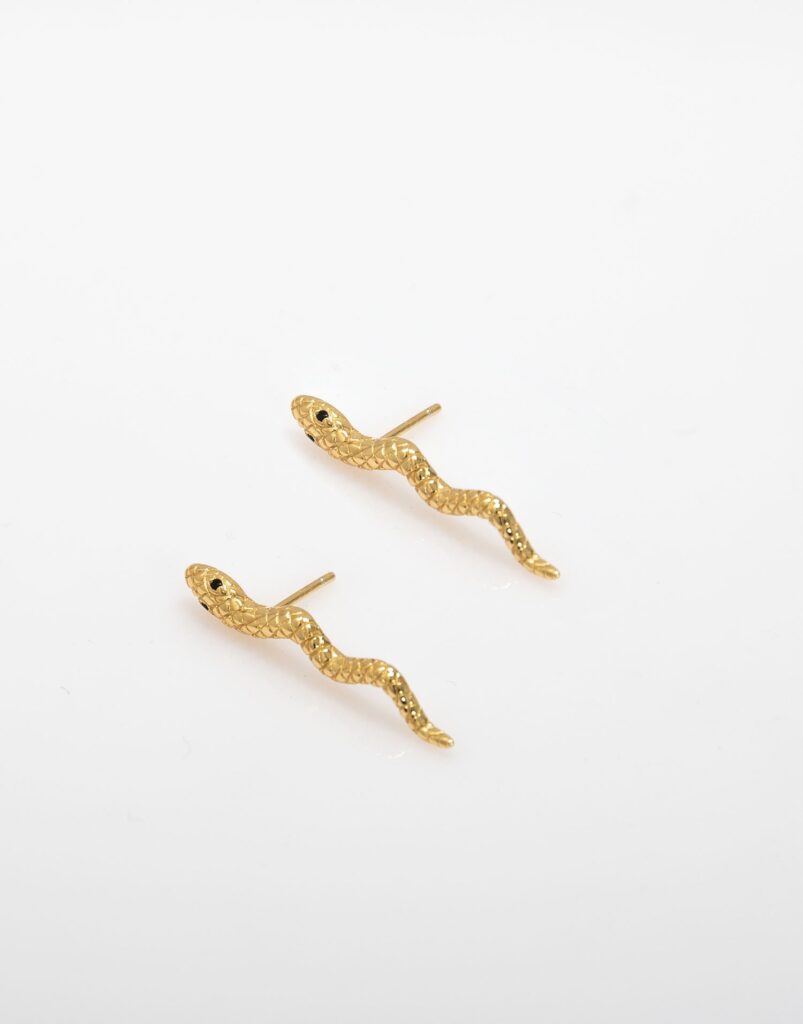 Pendiente largo serpiente labrada oro