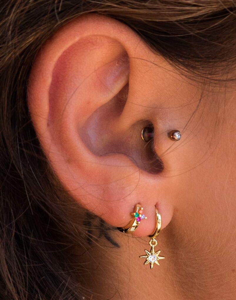 Pendiente piercing aro flor color detalle