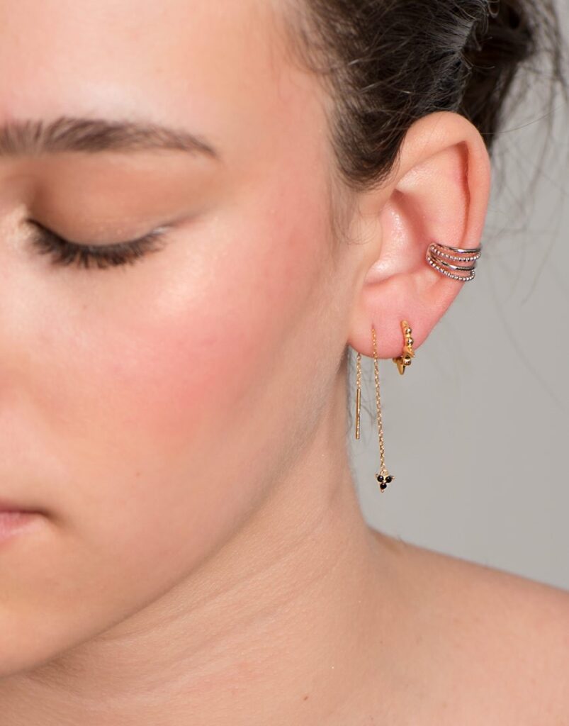 Pendiente de cadena Trébol sencillo circonitas negras modelo 1