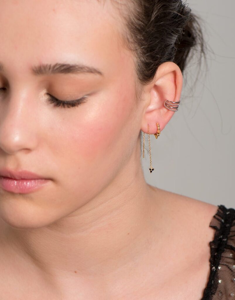 Pendiente de cadena Trébol sencillo circonitas negras modelo 2