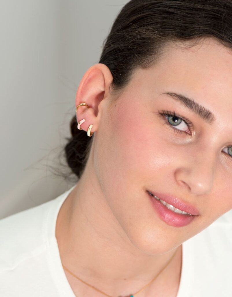 Pendiente aro esmaltado color modelo claros