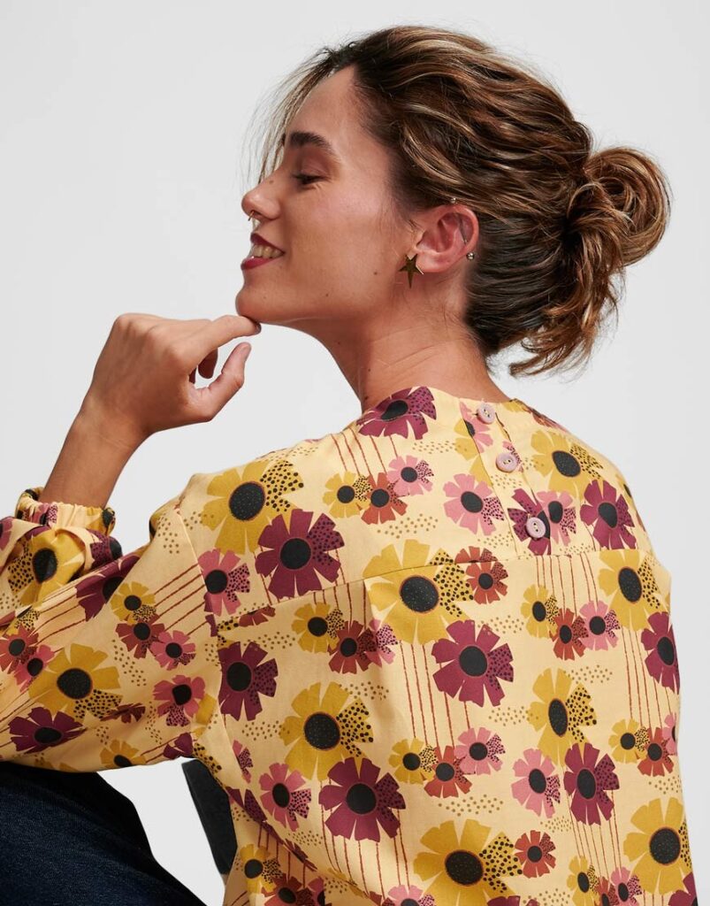 Deshojando la margarita detalle espalda