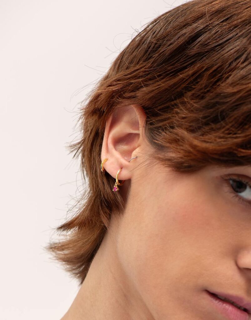 Pendiente piercing multicolor producto oro detalle