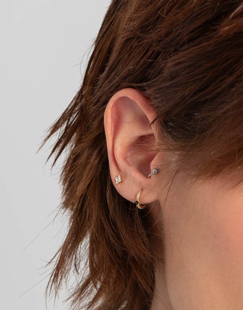 Pendiente piercing aro rombo circonita detalle