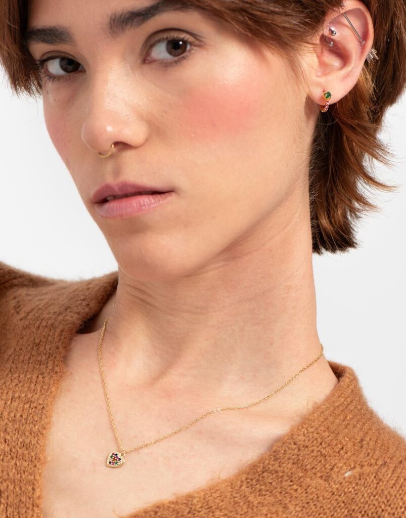 endiente piercing color modelo