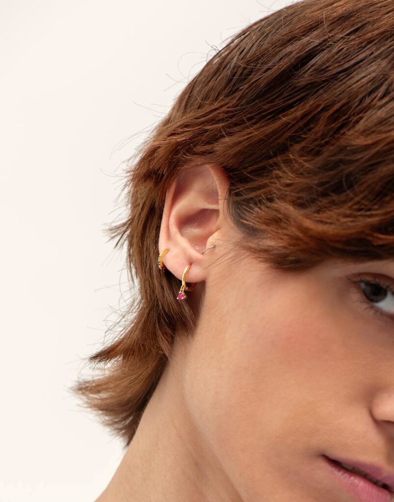 Pendiente piercing aro colgante fucsia oro