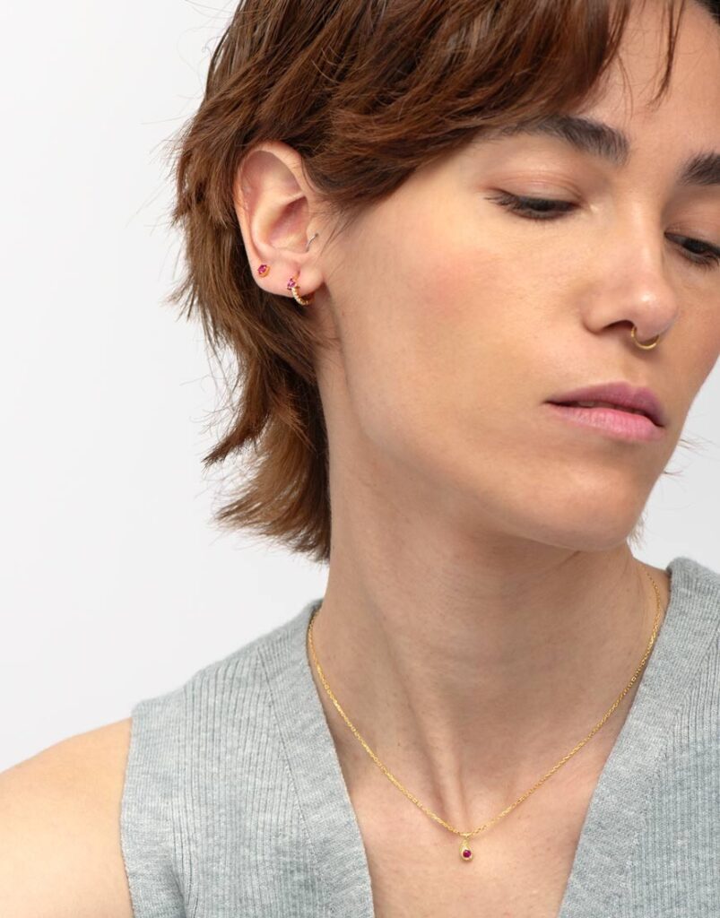 pendiente piercing aro flor fucsia