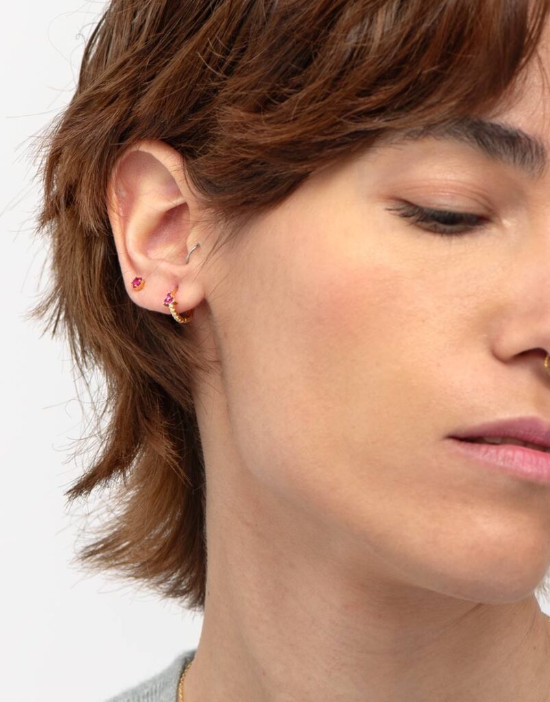 pendiente piercing aro flor fucsia detalle