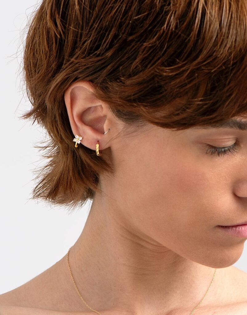 Pendiente piercing aro biselado detalle