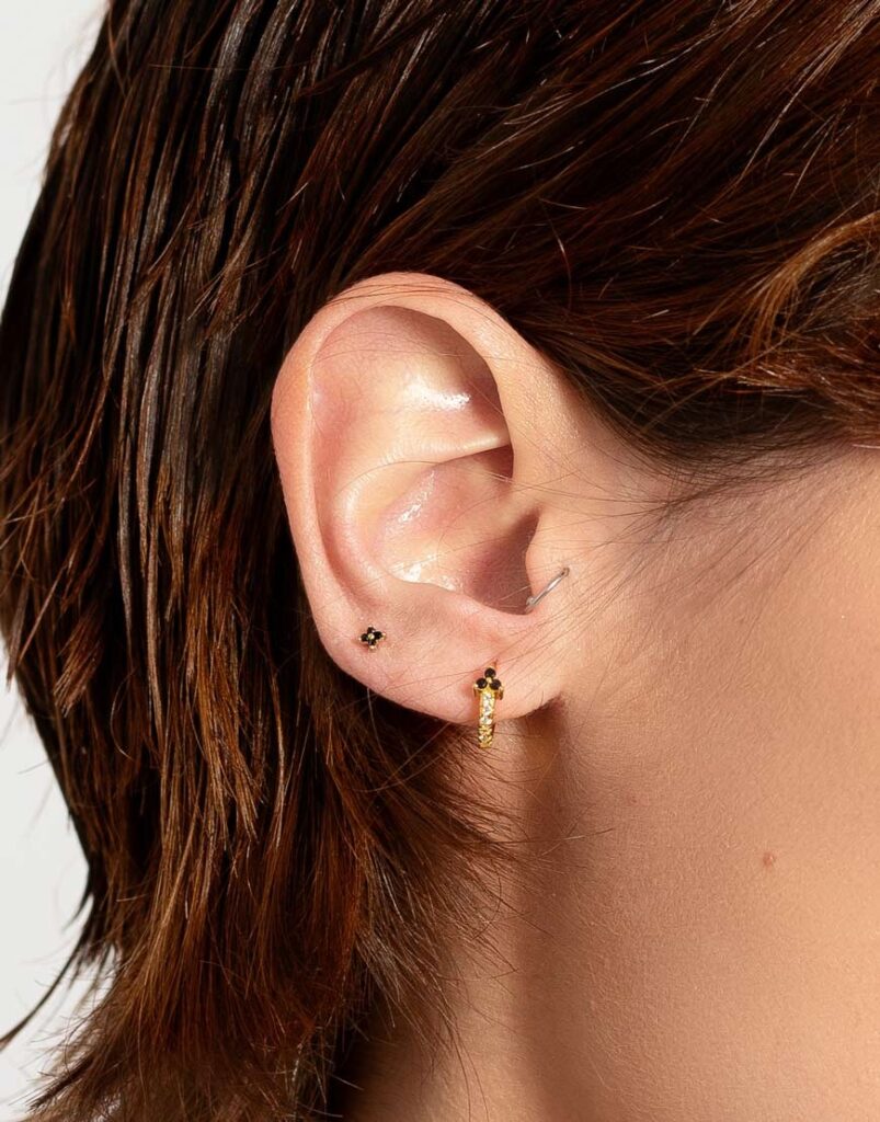 pendiente piercing aro flor negra detalle