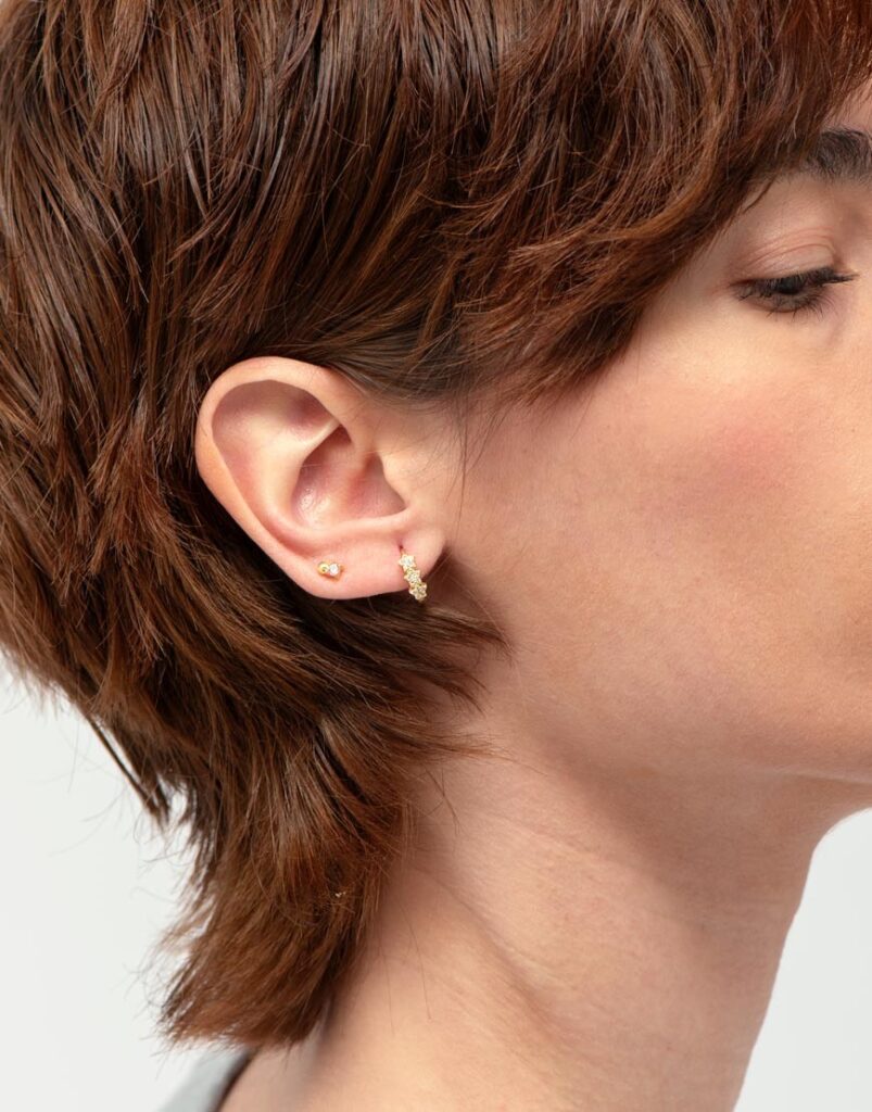 Pendiente piercing triple estrella detalle