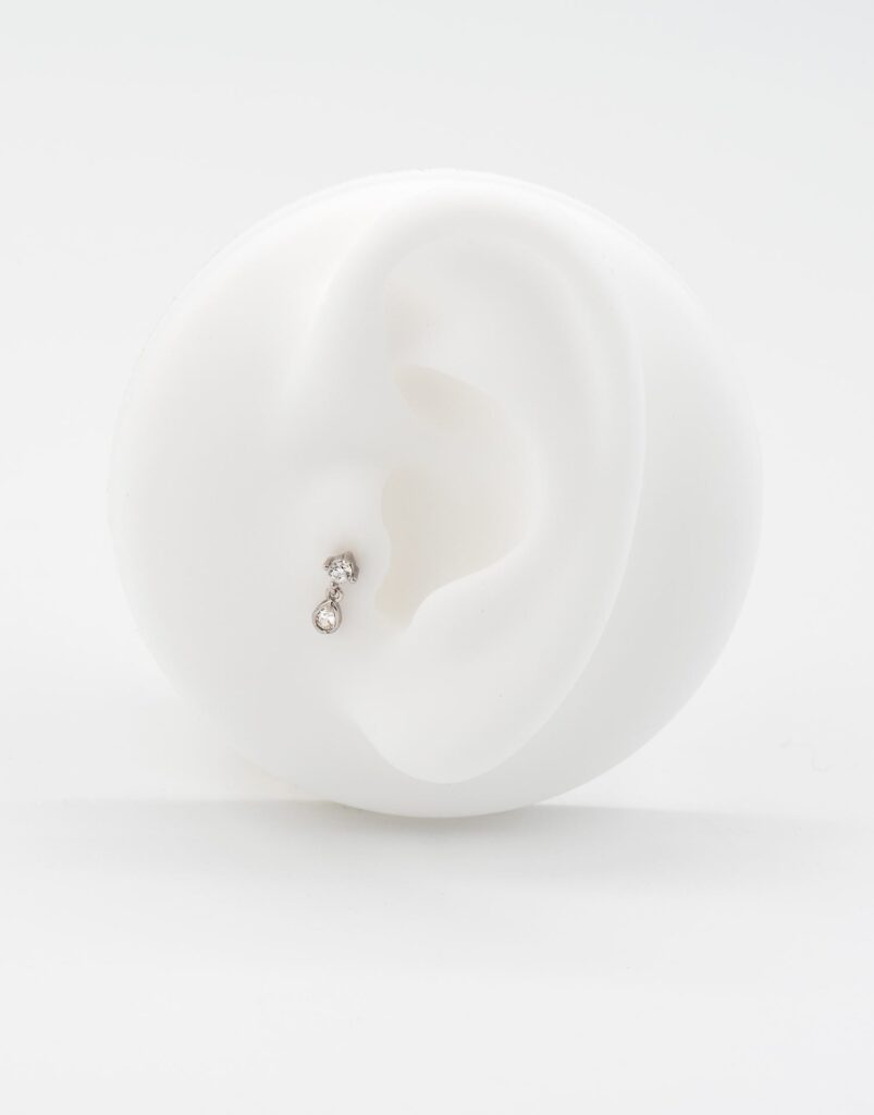 Piercing tragus diamante lágrima