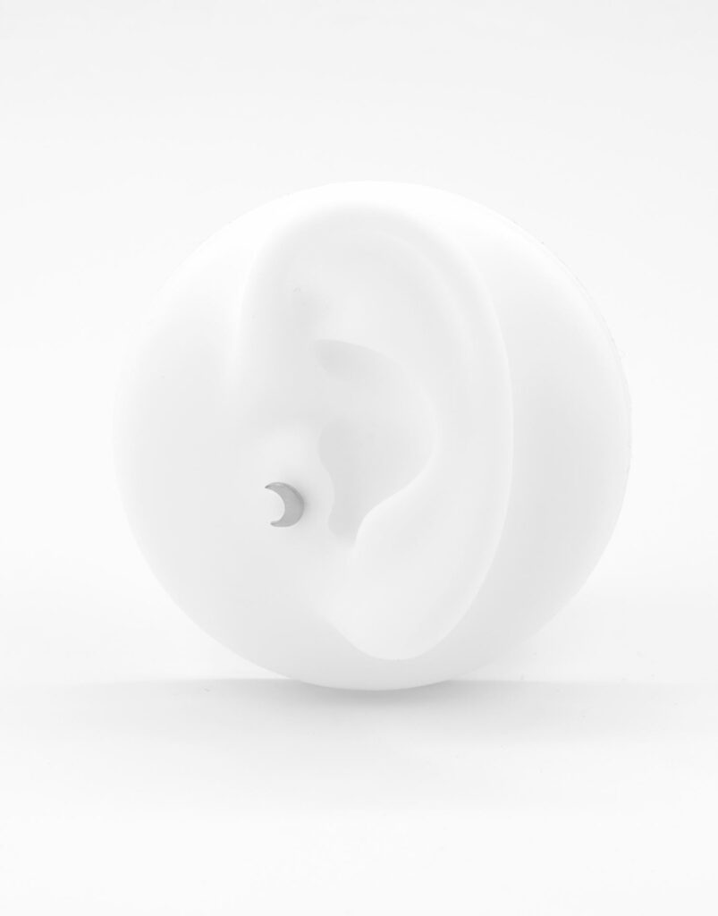 Piercing tragus luna detalle