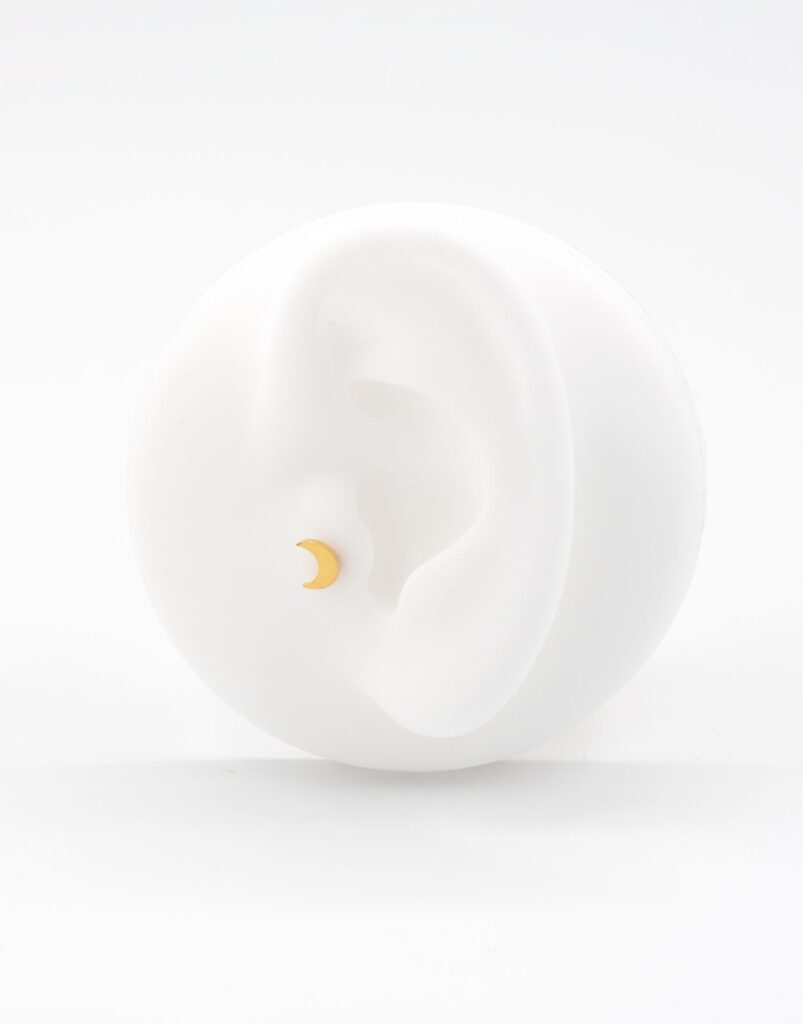 Piercing tragus luna detalle