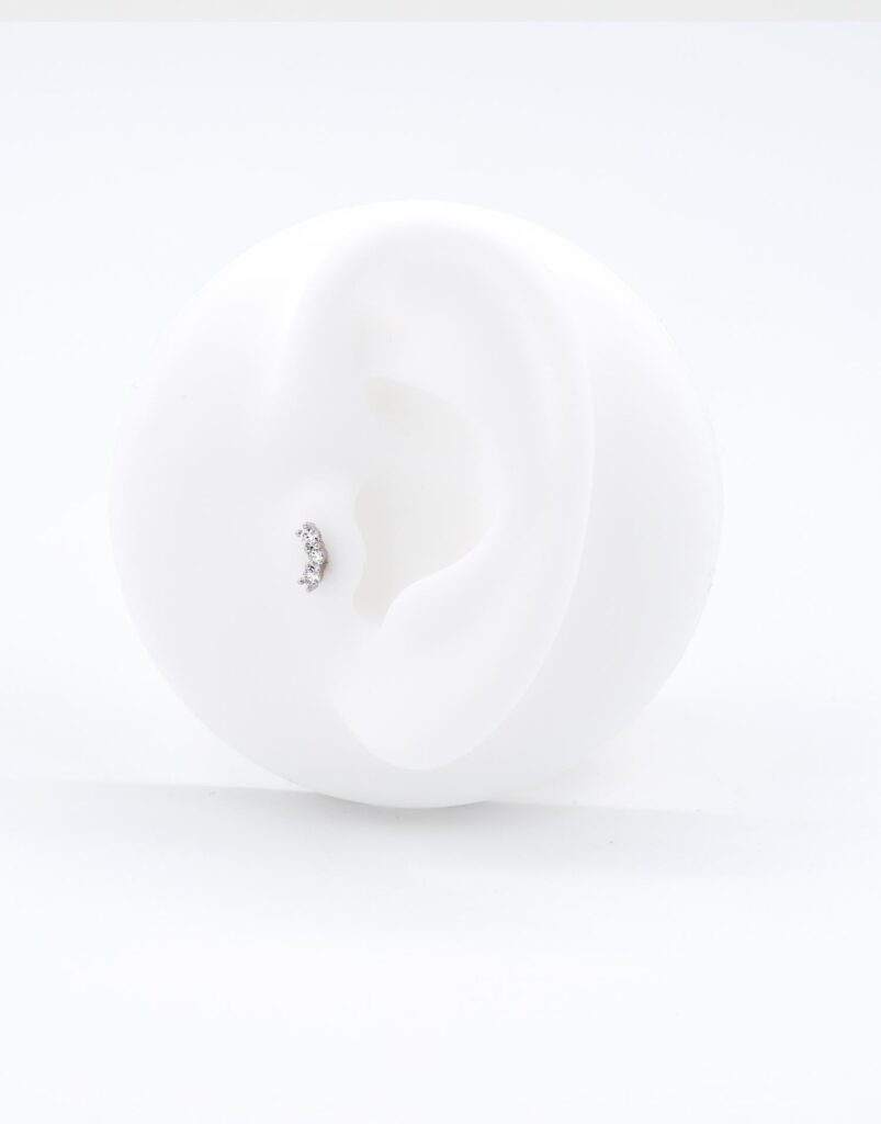 Piercing tragus tres diamantes