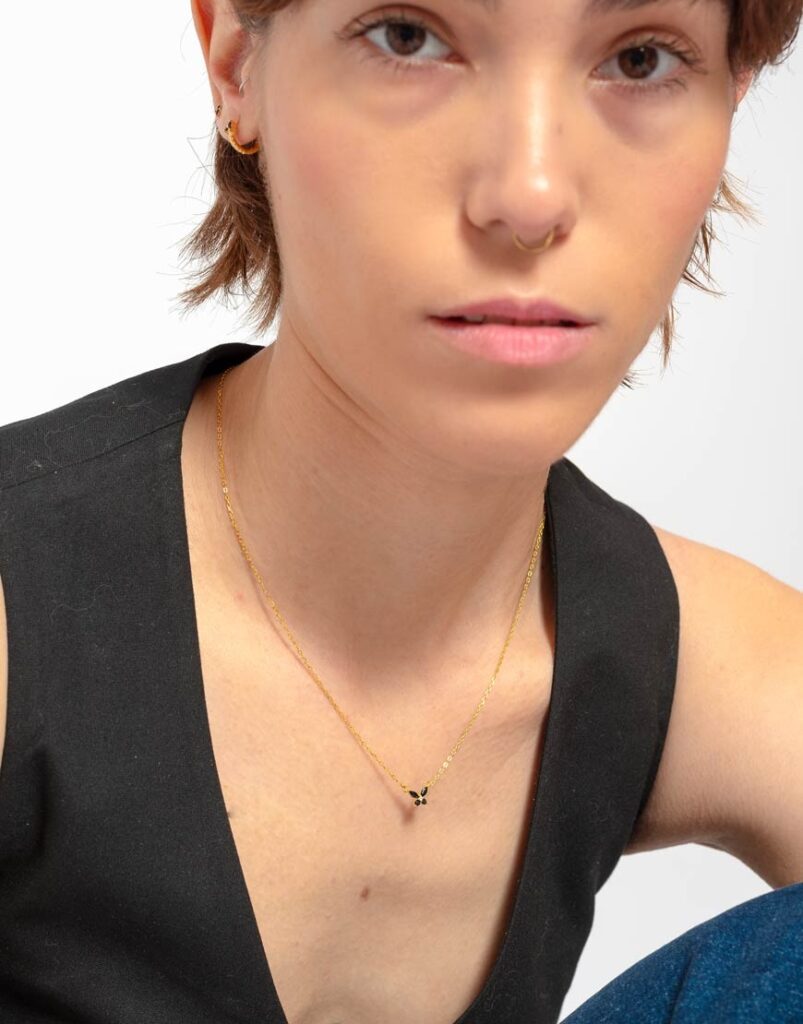 Collar mariposa negra modelo