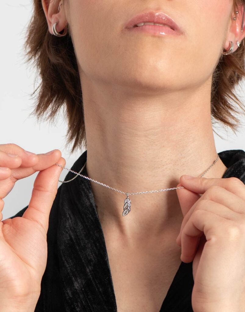 Collar Pluma detalle