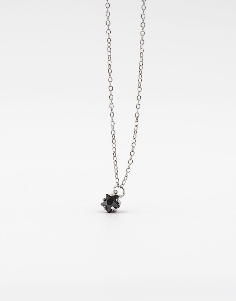 Collar colgante estrella engarzada negra plata
