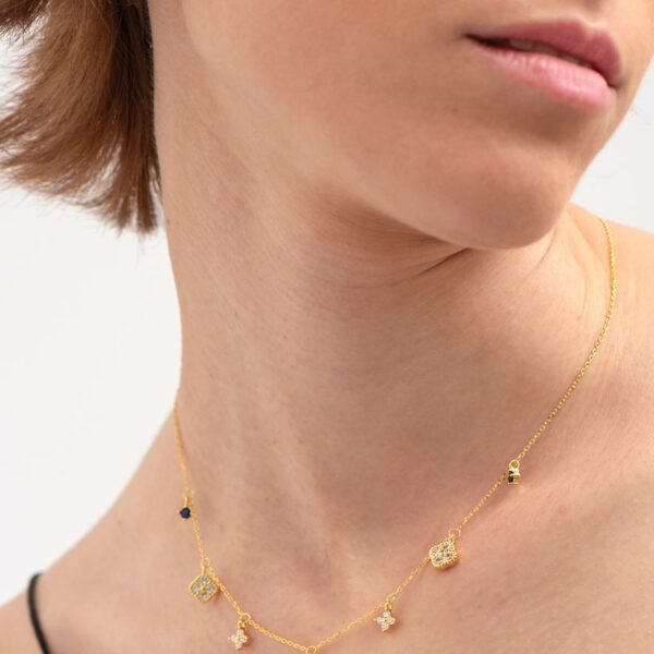 Collar flores circonitas