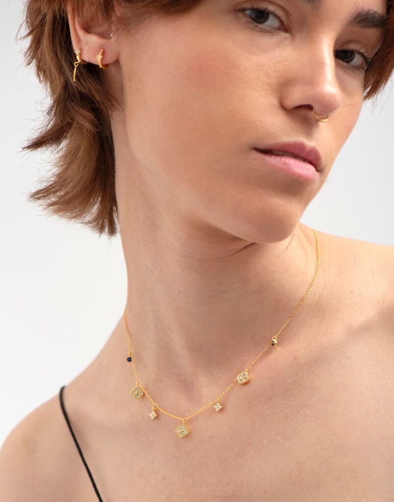 Collar flores circonitas