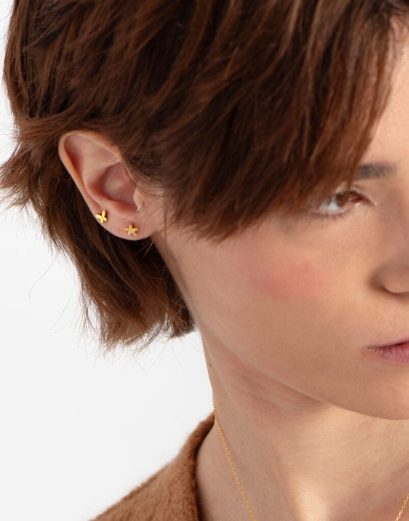 Piercing mariposa detalle