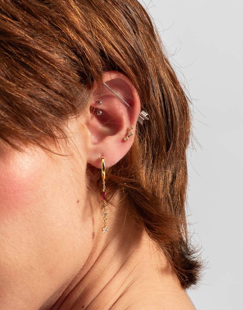 Piercing largo detalle