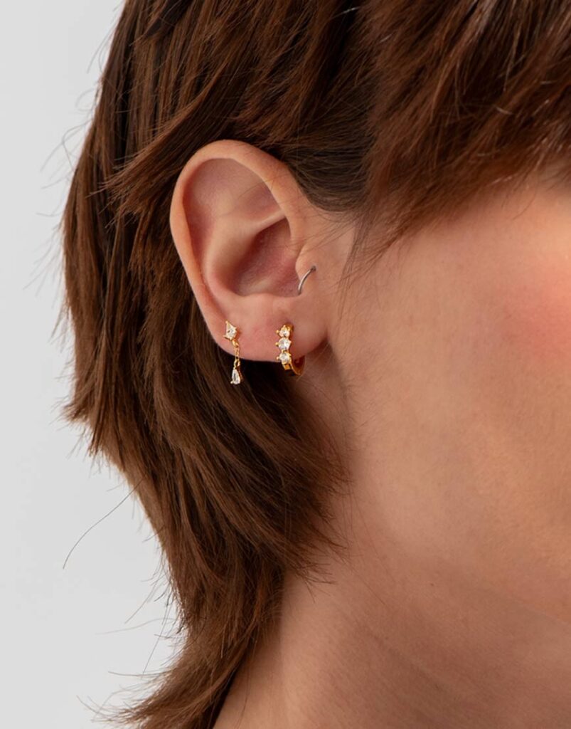 Piercing rombo colgante lágrima detalle