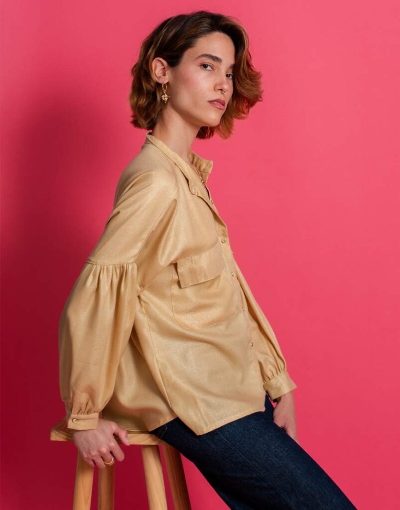 Camisa fluida dorada lado