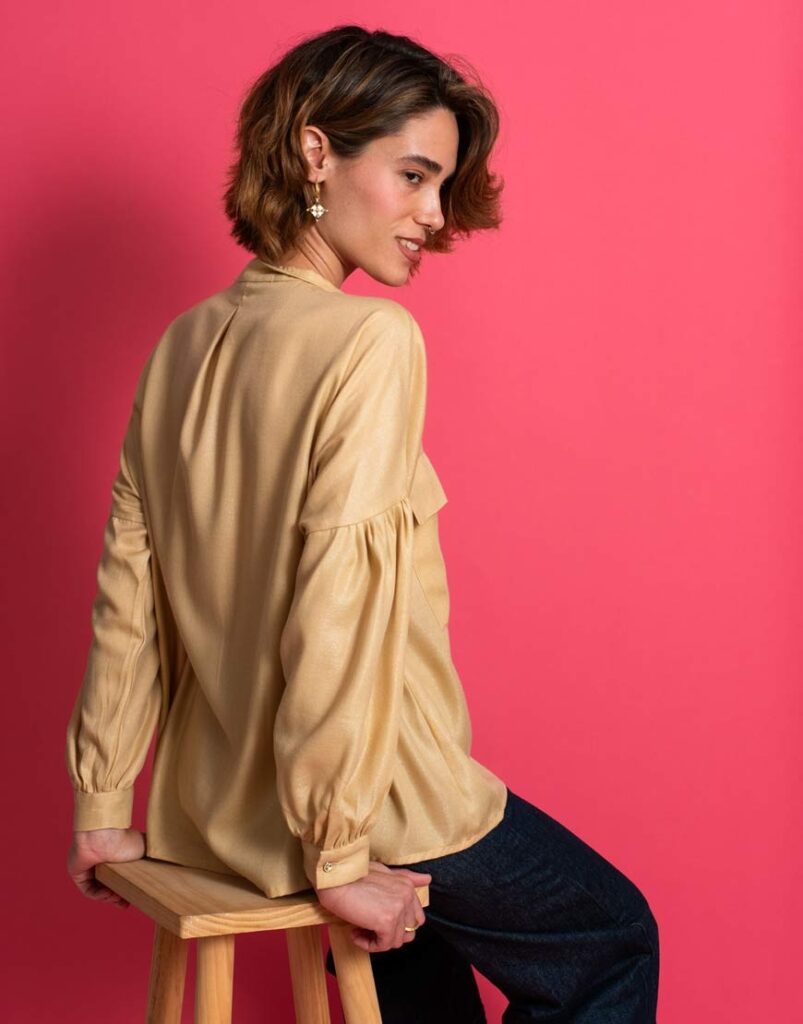Camisa fluida dorada espalda