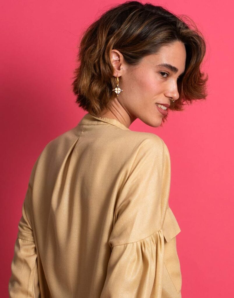 Camisa fluida dorada detalle espalda