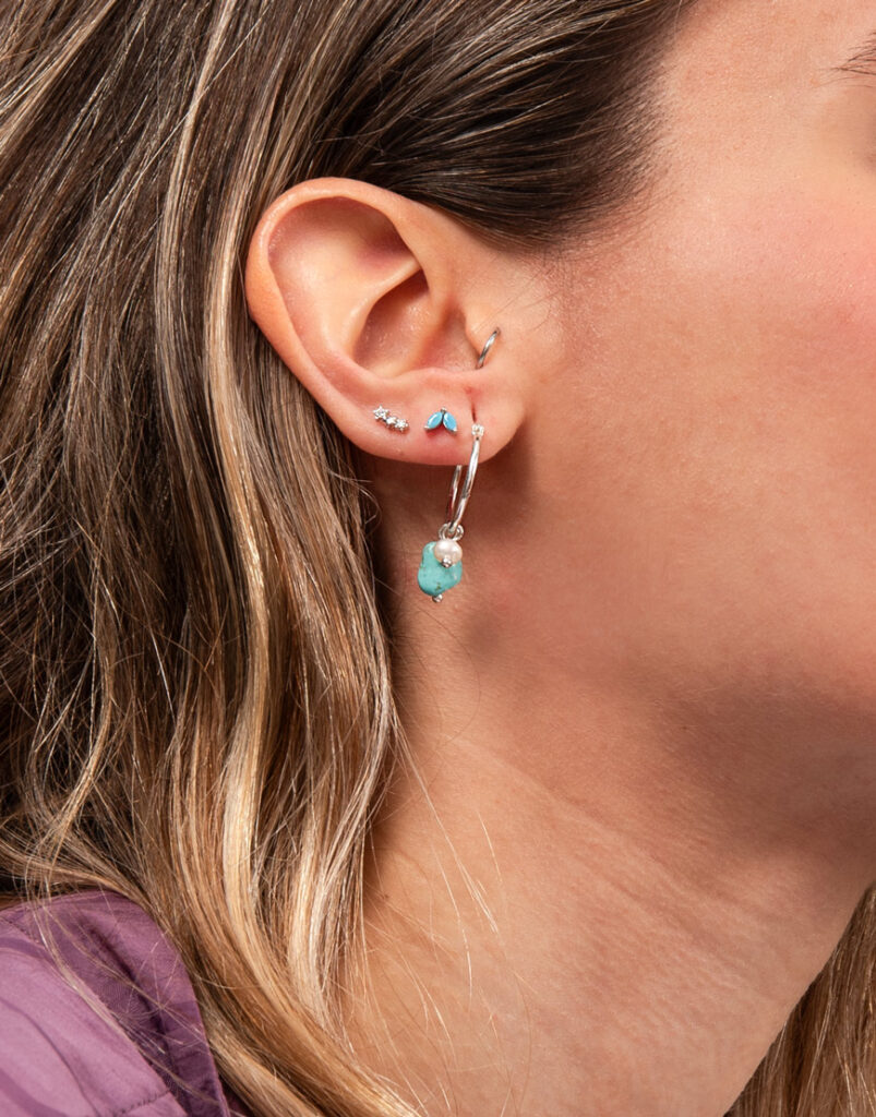 pendientes aro turquesa y perla detalle