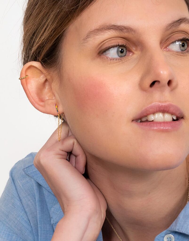 Pendiente cadena palo multicolor  oro detalle