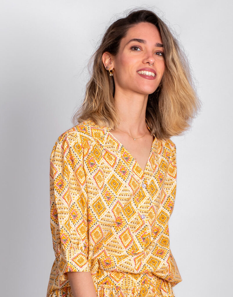 Blusa manga abullonada estampado geométrico detalle cuello
