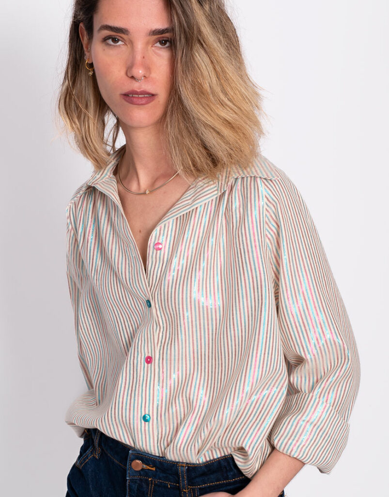 Camisa de rayas multicolor con brillo frontal