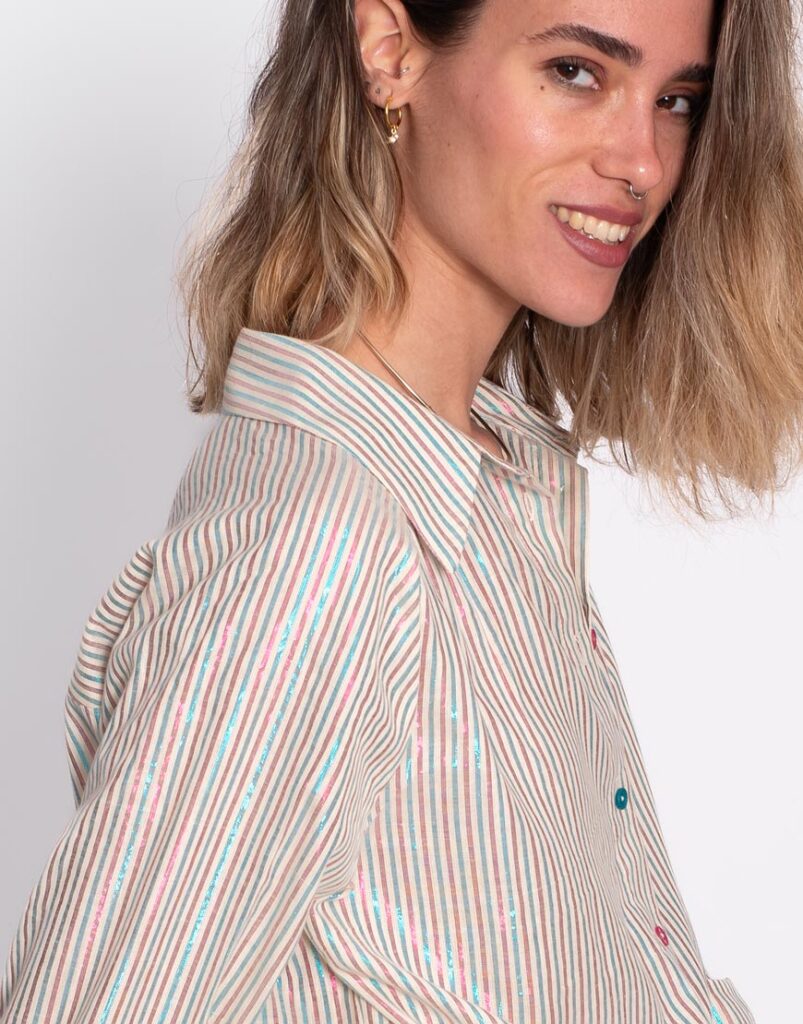 Camisa de rayas multicolor con brillo cuello